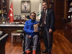 Kitabını Başkan Ataç’a Armağan Etti