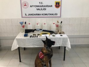 Jandarma Uyuşturucu Baskını Yaptığı Adreste Silah Ve Tarihi Eserde Ele Geçirdi