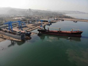 Sinop Açıklarında Yanan Gemi, Ünye Tersanesi’ne Çekildi