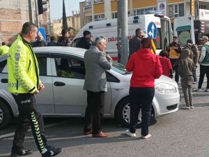 Hafif Ticari Araç İle Otomobil Çarpıştı: 3 Yaralı