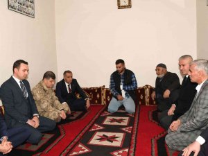 Vali Çuhadar, Yaralı Askeri Evinde Ziyaret Etti