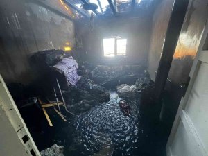 Samanlıkta Çıkan Yangın İki Katlı Evi Kül Etti