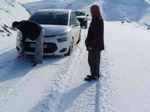 Siirt’te Kar Yolları Kapattı, Ekipler Hasta Çocuk İçin Seferber Oldu