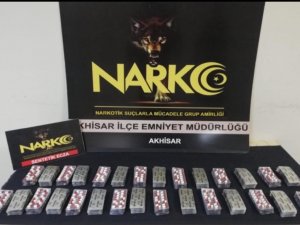 Polisi Görünce Uyuşturucu Dolu Poşeti Arabanın Camından Attı