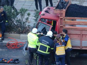 Hurdaya Dönen Kamyonetten Sağ Çıktılar: 2 Yaralı