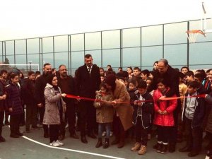 Halı Saha Açılış Kurdelesini Öğrenciler Kesti