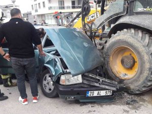 Kepçe İle Çarpışan Otomobil Hurdaya Döndü: 2 Yaralı