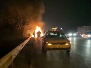 Otoyolda Alevlere Teslim Oldu, İçindeki Koyun Ve Keçiler Son Anda Kurtarıldı