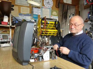 50 Yıldır Tamir Ettiği Tüplü Televizyonlara Hayat Veriyor