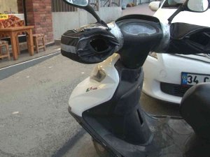 Park Halindeki Motosikletin Anahtarını Çalan Hırsız Kamerada