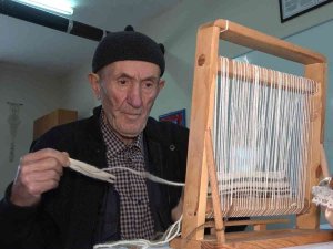 Yaşlı Çiftin Öğrenme Azmi, Görenleri Hayran Bırakıyor