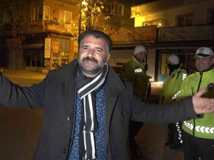 Alkollü Arkadaşına Ceza Yağdı, O İse Mini Konser Verdi