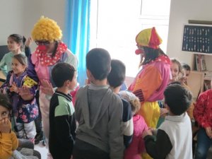 Köy Okulundaki Çocuklara Palyaço Sürprizi