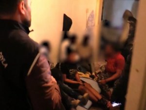 İ̇zmir’de Şok Evlerine Polis Baskını: 91 Kaçak Göçmen Ve 5 Organizatör Yakalandı