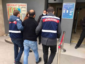 İ̇zmir’de Jandarmadan Firari Operasyonu: 10 Firari Zanlı Yakalandı