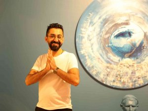 Ünlü Ressam Işık, ’Bir Dem İ̇stanbul’ Sergisiyle Göz Kamaştırdı