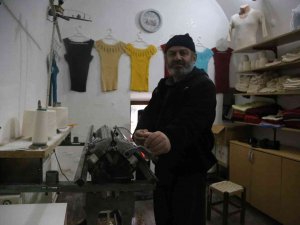Ölen Annesinin Asırlık Örgü Makinelerinin Başına Geçti, 7 Yıldır Fanila Dikiyor