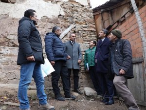 Vali Çelik, Heyelan Meydana Gelen Köyde İncelemelerde Bulundu
