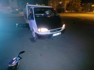 Kamyonet İle Motosiklet Çarpıştı: 2 Yaralı