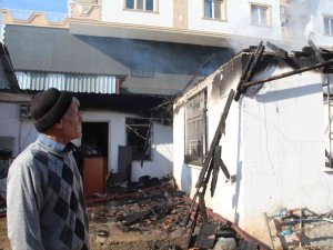 Antalya’da Yaşlı Adamın Evi Ve Biriktirdiği Kira Parası Yandı