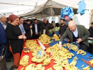Başkan Gültak Pazarda Muz Satışı Yaptı, Vatandaşla Okey Oynadı