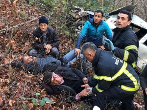 Tokat’ta Otomobil Uçuruma Devrildi, Yaralılar Güçlükle Kurtarıldı