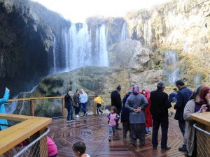 Ziyaretçileri Hayran Bırakan Doğa Hazinesi: "Yerköprü Şelalesi"