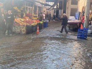 Sondaj Sırasında Boru Patladı, Yollar Trafiğe Kapatıldı