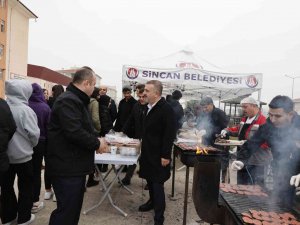 Sincan Belediyesinden Öğrencilere Sucuk Ekmek İkramı
