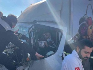 Hurdaya Dönen Kamyonette Sıkışan Şoförü İtfaiye Kurtardı