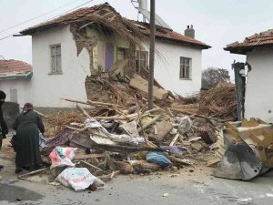 Konya’da Hasarlı Ev Çöktü