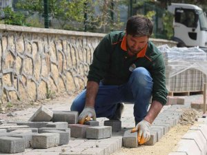 Toroslar Belediyesi, Kendi İmalatı Kilit Parke Taşlarıyla Yolları Döşüyor