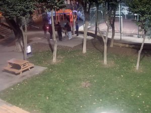 Parktan Oturma Ünitesini Çaldılar, Kameraya Yakalandılar