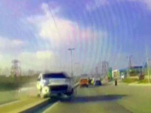 Makas Atan Araç Faciaya Neden Oldu, Önce Çaptı, Sonra Otomobilin Üzerine Uçtu
