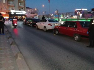 İ̇ki Husumetli Sokak Ortasında Birbirine Ateş Etti: 1 Yaralı