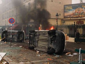 Terör Örgütü Pkk Yandaşları Paris Sokaklarını Savaş Alanına Çevirdi