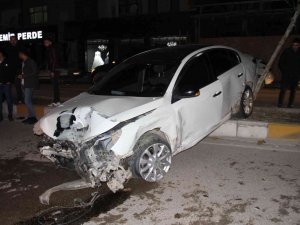 Makas Atan Sürücü Polis Aracına Çarptı: 2 Yaralı