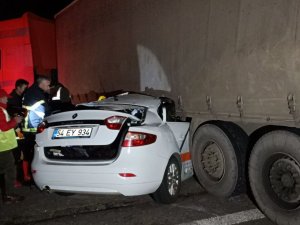 Otomobil Acil Çıkıştan Dönmek İsteyen Tıra Ok Gibi Saplandı: 1 Ölü