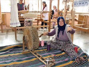 Amasyalı Nineler 250 Yıllık Yassıçal Çuha Dokumasını Öğreniyor