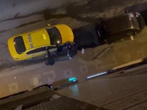 “Yakın Mesafeye Gitmem” Deyince Çıldırdı, Taksinin Camlarını Paramparça Etti