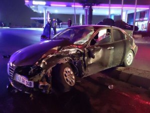 Hafif Ticari Araç İle Otomobil Çarpıştı: 4 Yaralı