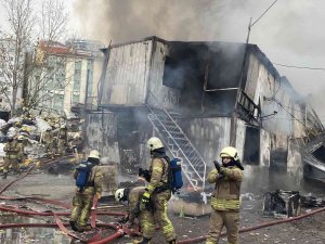 İ̇stanbul Maltepe’de İşçilerin Kaldığı Konteynerde Yangın Çıktı. Olay Yerine Çok Sayıda İtfaiye Ekibi Sevk Edildi.