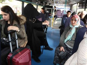 Filmdeki Kostümüyle Sokağa Çıktı, Adanalıları Korkuttu