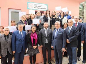 Bursa’da Aile Okulu’na Katılan Veliler Sertifikalarını Aldı