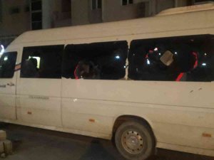 Öfkeli Kadın Telefonda Tartıştığı Adamın Minibüsünü Kaldırım Taşlarıyla Parçaladı