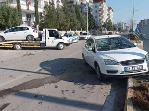 İ̇ki Otomobil Çarpıştı: 2 Yaralı