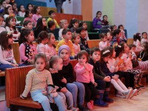 Yalova’da Çocuklar Tiyatro İle Eğlenmeye Devam Ediyor