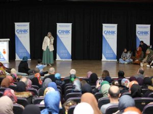 Yazar Merve Gülcemal Caniklilerle Konferansta Buluştu