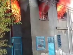 Elektrikli Sobadan Çıkan Yangında 2 Katlı Ev Alevlere Teslim Oldu