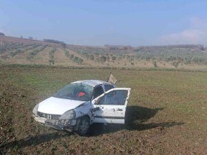 Bursa’da Kontrolden Çıkan Otomobil Tarlaya Uçtu: 3 Yaralı